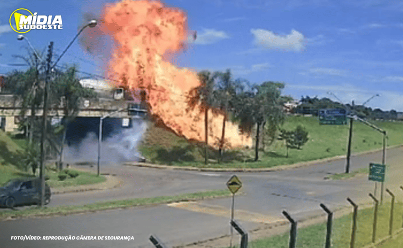 Caminhão-tanque explode em acidente no Paraná