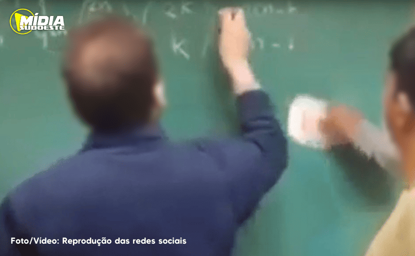 Alunos terão de pagar R$ 20 mil a professor impedido de dar aula