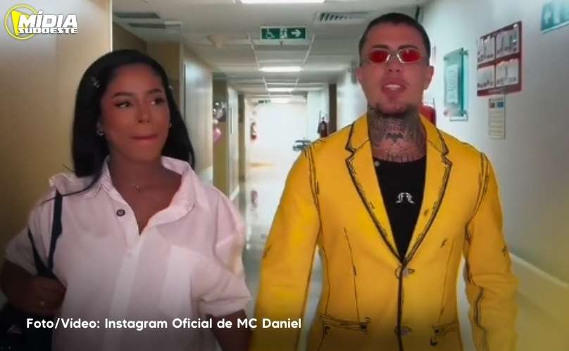 MC Daniel acompanha Lorena Maria na maternidade para o nascimento do primeiro filho vestido de Máskara