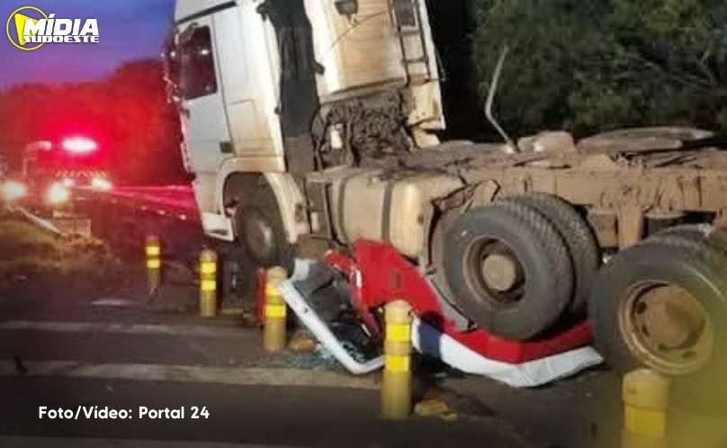 PR-323: motorista morre após carga desprender e esmagar cabine de caminhão 