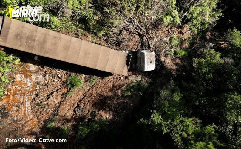Caminhão cai em ribanceira e cabine pega fogo no Paraná