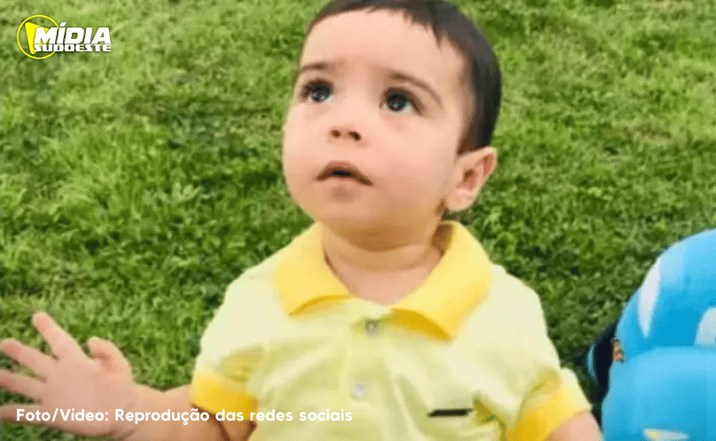 Menino de 2 anos morre após ser esquecido em carro por dona de creche
