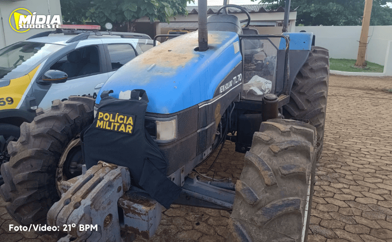 Trator furtado é recuperado pela Polícia Militar na divisa com a Argentina