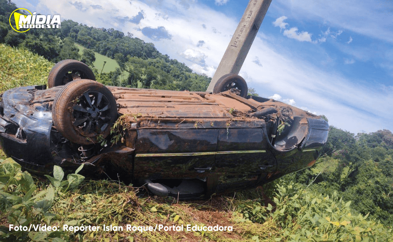Carro capota na PR-473