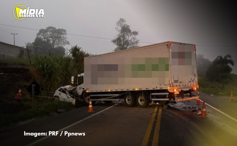 Casal morre em grave acidente entre carro e caminhão