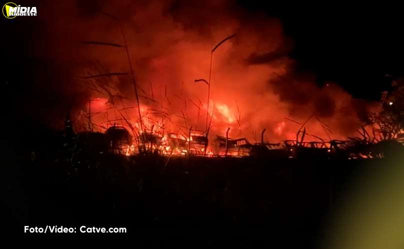 Cascavel: incêndio de grandes proporções destrói carros no pátio do Detran