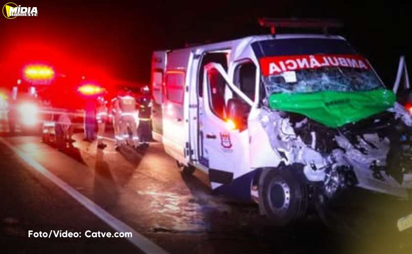 BR-376: batida entre caminhão e ambulância deixa três pessoas em estado grave