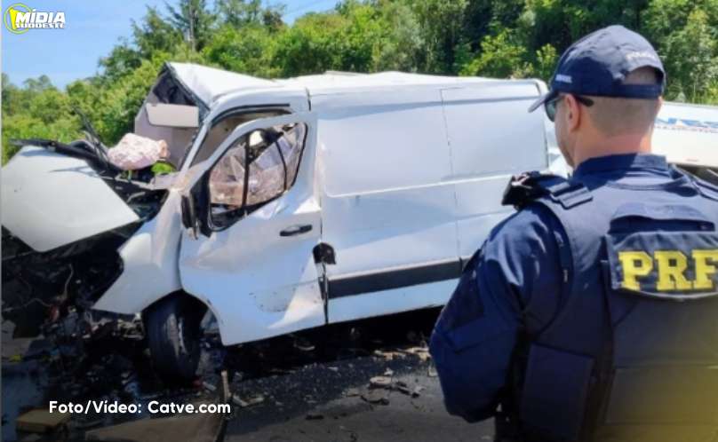 BR-277: acidente entre van e caminhão deixa dois mortos 