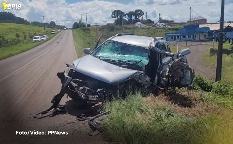 Condutor de veículo fica ferido após colidir com rolo compactador
