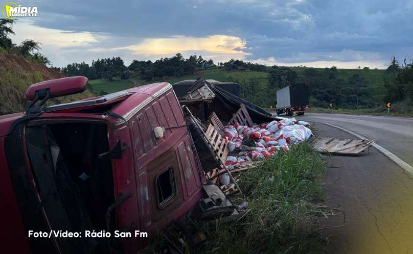 BR-163: carreta tomba e motorista morre preso ás ferragens 