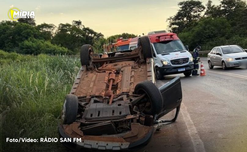 Capitão Leônidas Marques: veículo capota e deixa dois feridos