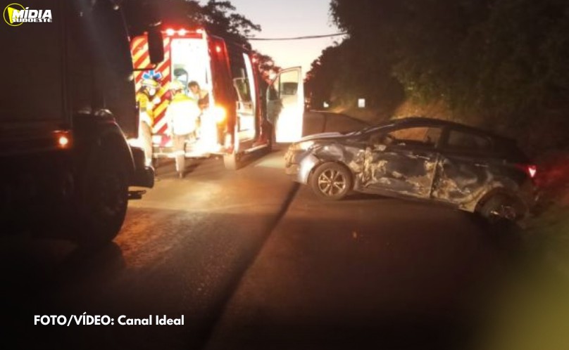 Condutor é atendido pelos bombeiros após colisão entre caminhão e automóveis