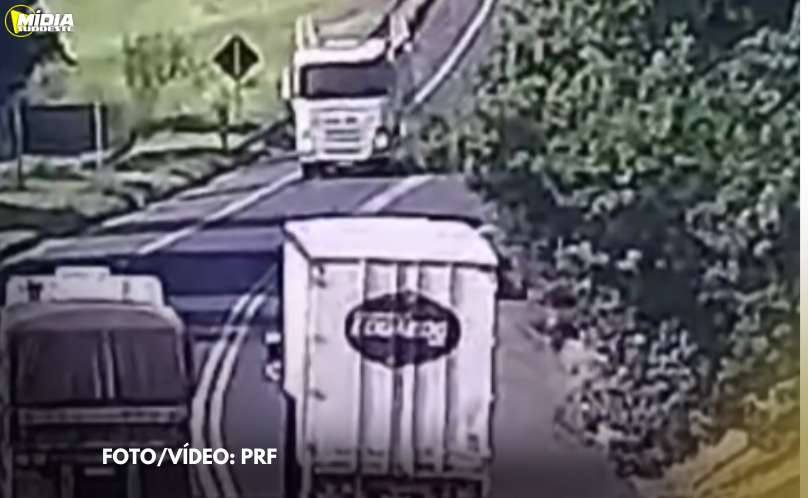 Caminhão cegonha desvia para o acostamento e evita colisão frontal