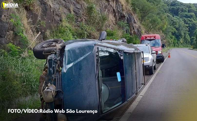 BR-153: pneu de veículo estoura e causa saída de pista 