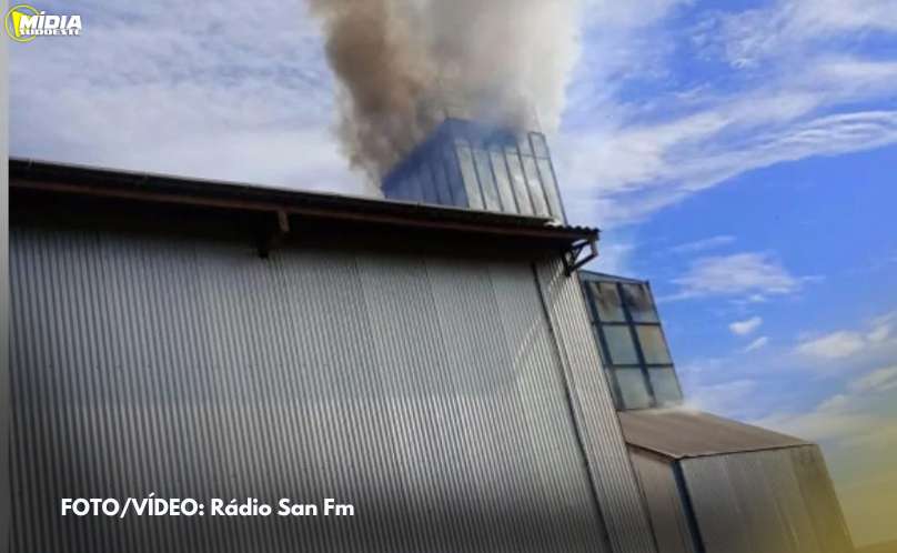 Bombeiros atendem incêdio em silo de pó 