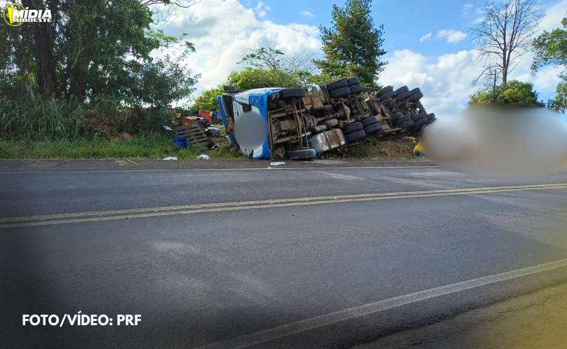 BR-153: carreta carregada com cerveja tomba e carga é saqueada antes da chegada da Polícia Rodoviária Federal 