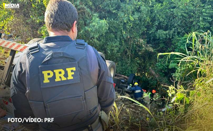 Caminhoneiro morre após caminhão capotar na BR-153