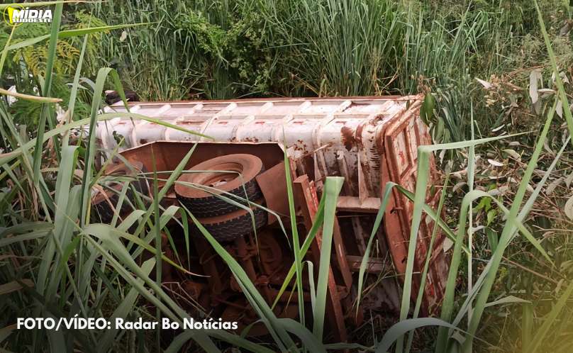 Toledo: caminhão caçamba tomba após evitar acidente 