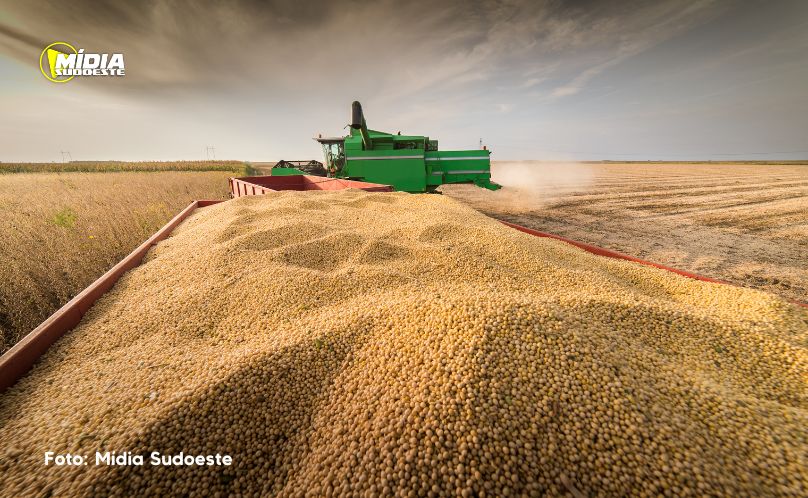 Com previsão de 21 milhões de toneladas, agricultores já colheram 90% da safra de soja