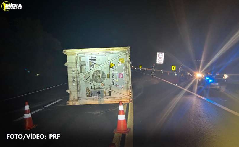 Acidente com caminhão causa interdição total na BR-277