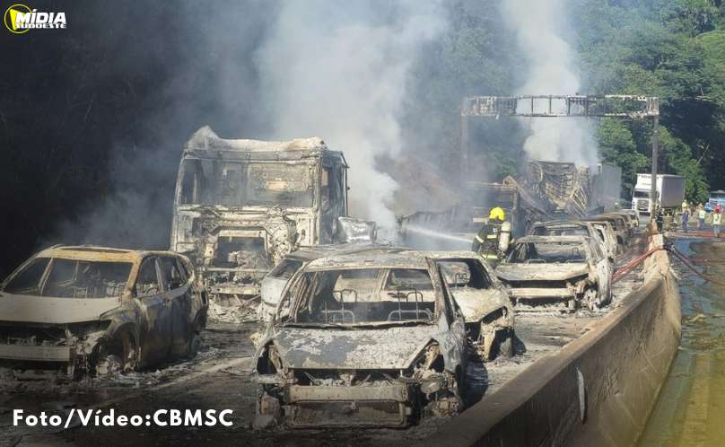 Com mais de 12 horas de trabalho ininterrupto, bombeiros de Santa Catarina controlam incêndio e garantem segurança na BR-101 