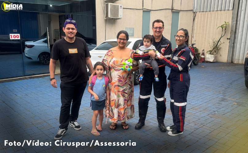 Francisco Beltrão: socorristas do SAMU recebem visita de pais de bebê engasgado 