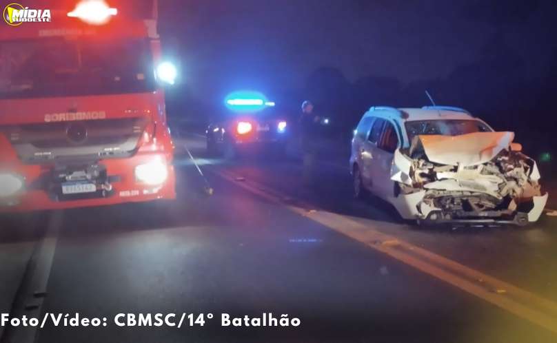 BR-282: grave acidente entre dois veículos deixa duas vítimas feridas 