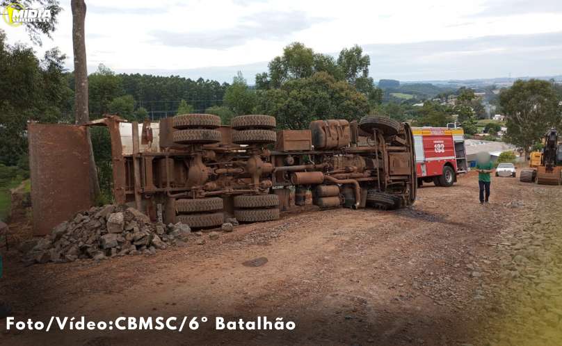 Tombamento de caminhão mobiliza corpo de bombeiros 