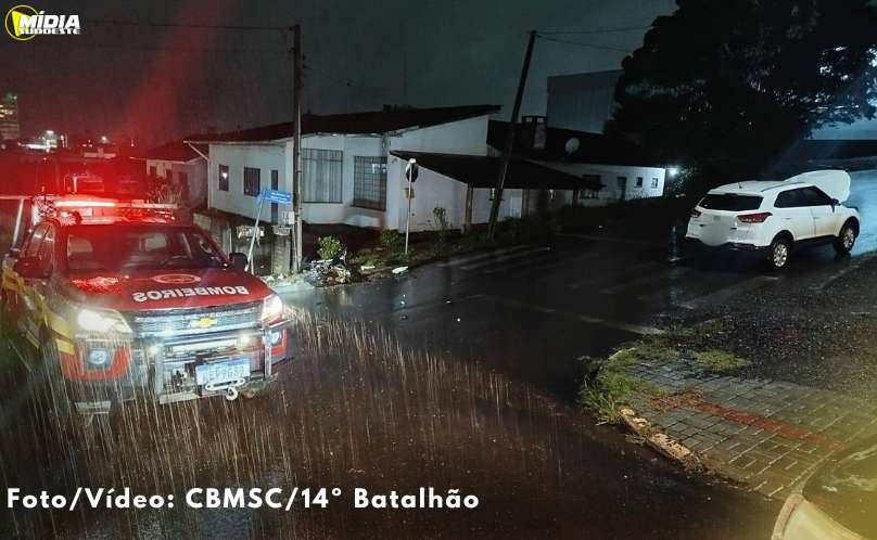 Grave acidente entre carro e moto deixa vítima fatal 