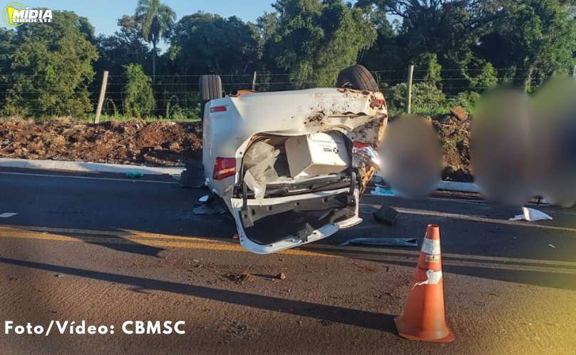 Corpo de Bombeiros Militar atende capotamento na SC-155