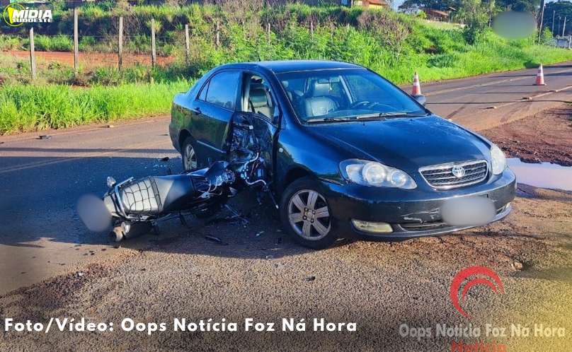 Motociclista vai parar em cima de carro após batida e mobiliza a equipe do SAMU 