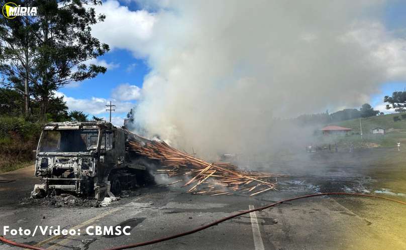 Incêndio em caminhão interdita rodovia por quatro horas