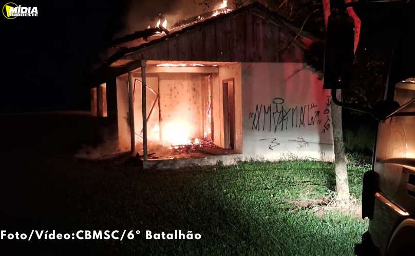 Incêndio destrói antiga escola abandonada 