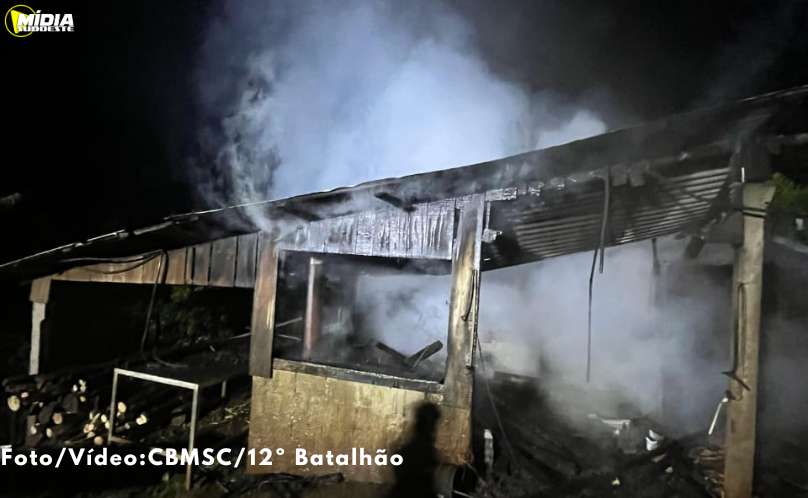 São José do Cedro: princípio de incêndio destrói galpão 