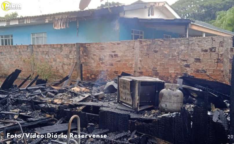 Incêndio destrói residência em Reserva do Iguaçu 