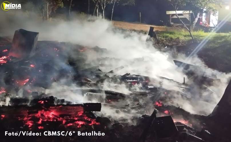 Residência é destruída por incêndio no interior de Águas de Chapecó