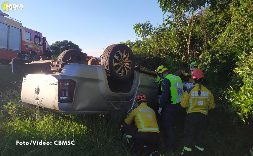 Xanxerê: condutor fica ferido após capotamento de camionete
