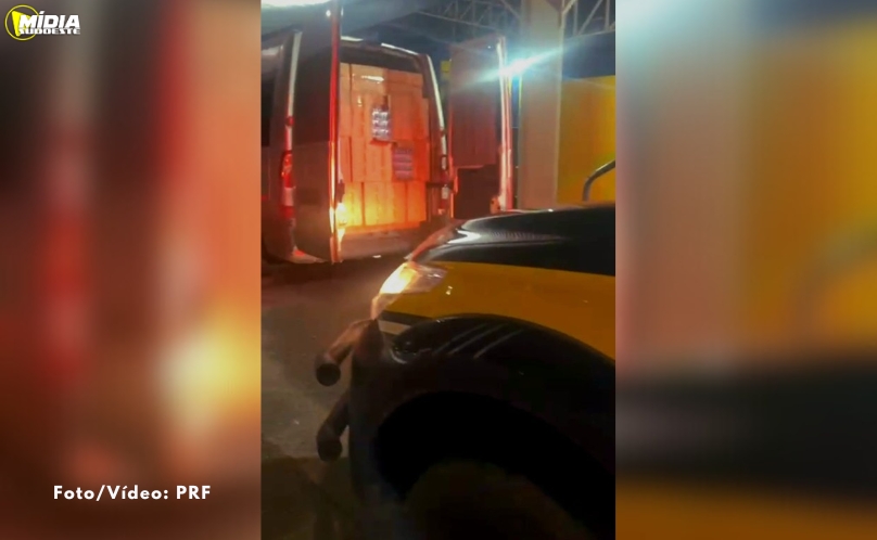 PRF apreende 65 mil maços de cigarros contrabandeados dentro de van