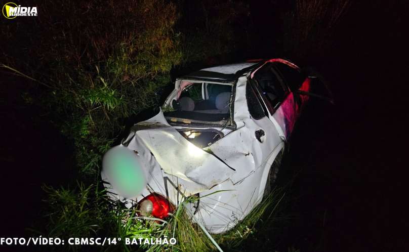 Carro capota na BR-282 e mulher sofre ferimentos graves após ser ejetada