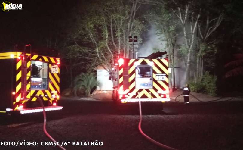 Incêndio destrói aviário em Pinhalzinho 