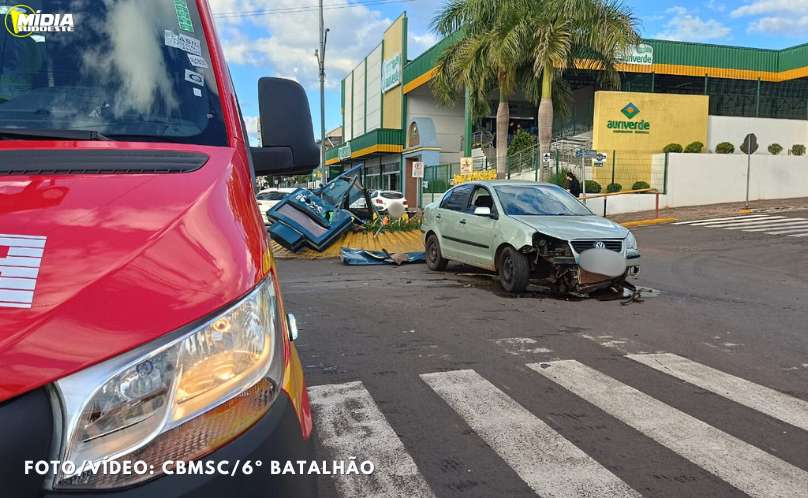 Condutor fica ferido após veículo subir em rotatória e bater em placa 