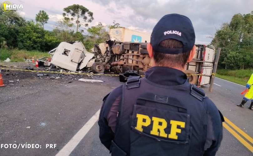 Acidente grave entre dois caminhões resulta em morte na BR-277