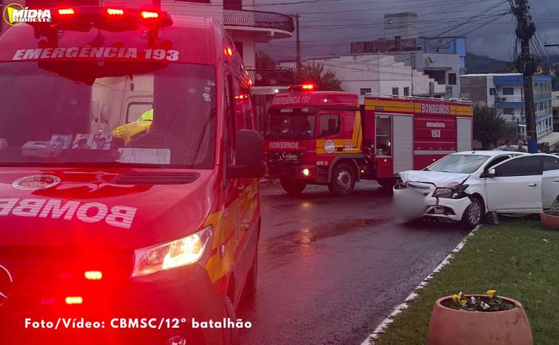 Condutora fica ferida após colisão entre carro e poste em Cunha Porã