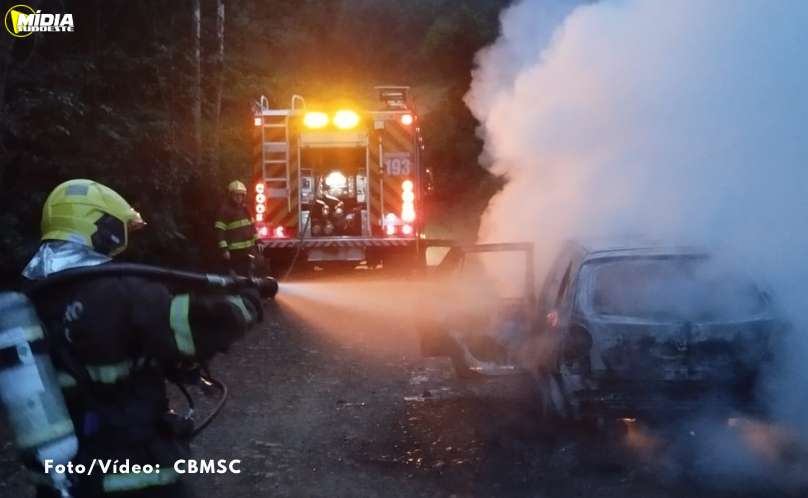 Veículo é destruído por incêndio no interior de Iraceminha