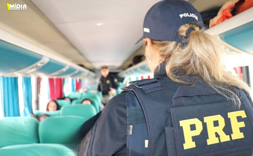 PRF prende homem por importunação sexual em ônibus de passageiros