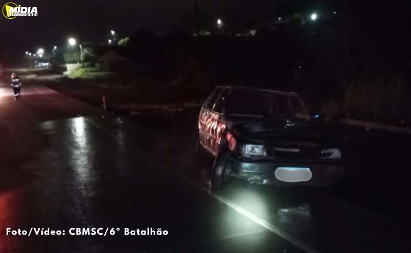 Veículo é destruído por incêndio em Pinhalzinho
