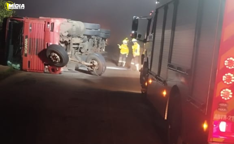 Iraceminha: condutor fica ferido após caminhão tombar sobre ponte