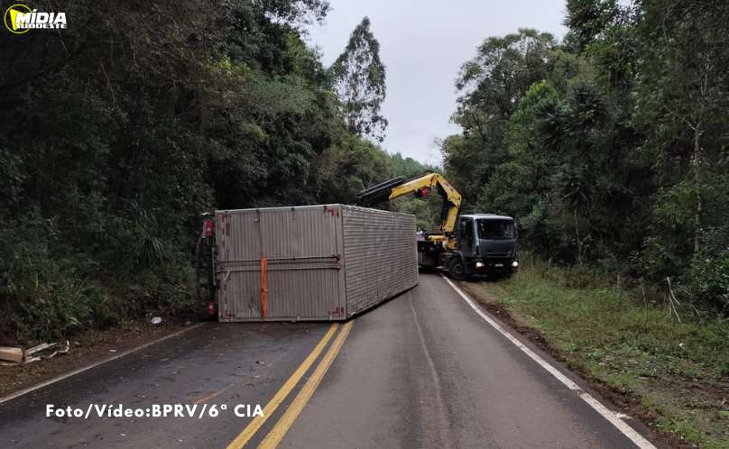 Caminhão tomba e interdita PR-447 em Cruz Machado