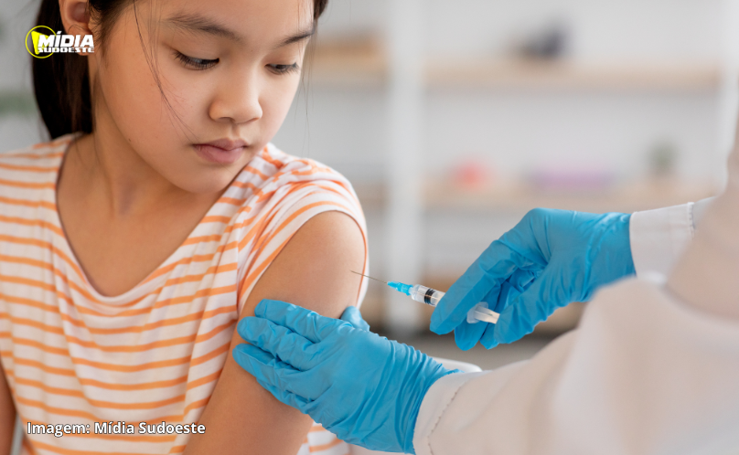 Campanha de vacinação nas escolas teve 168 mil carteirinhas avaliadas e 86 mil doses aplicadas