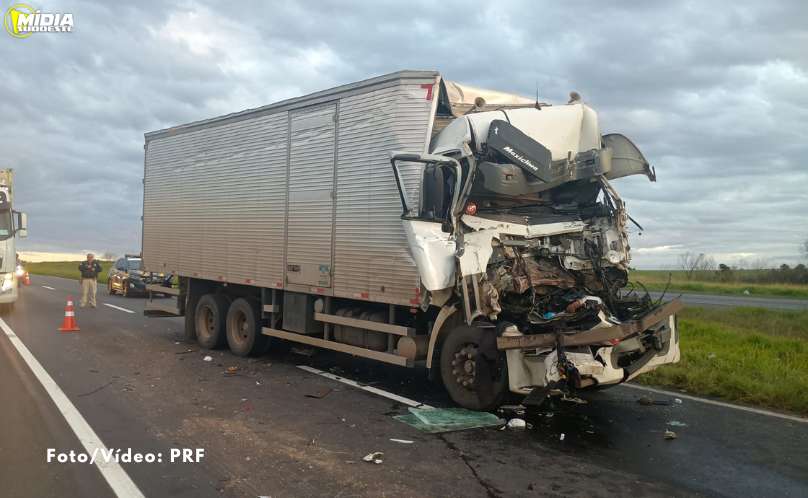 Colisão entre caminhões deixa motorista gravemente ferido na BR-376 
